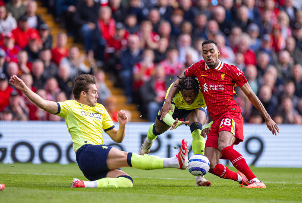和三笘薰合影的11岁小球员有日本和法国血统，出自吉田麻也担任院长的青训机构
