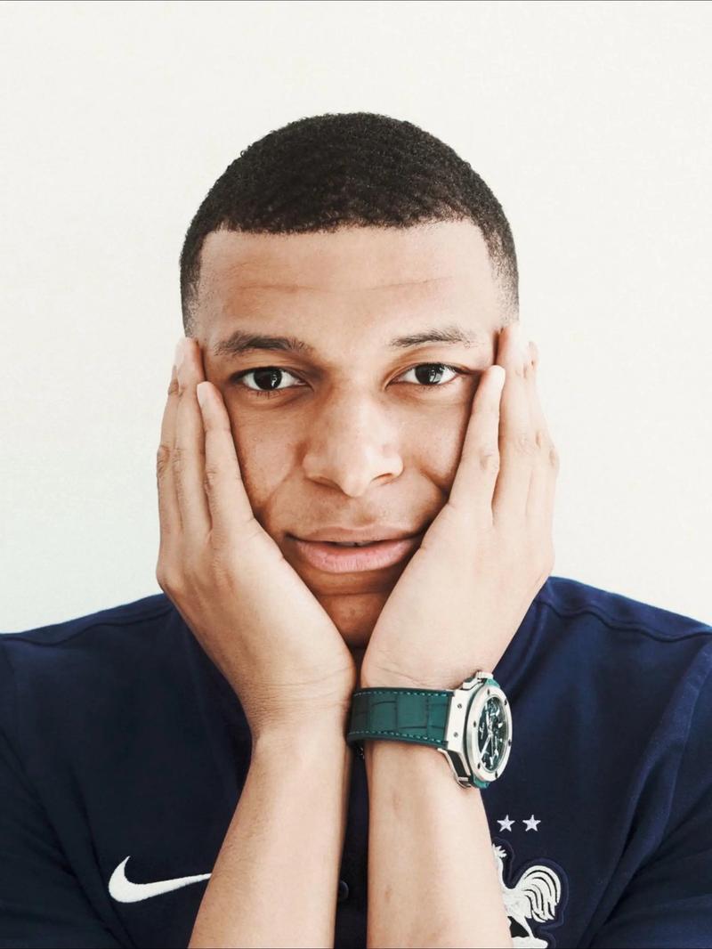 肚子略大，球迷质疑姆伯莫身体状态，随后阿莫林给予后者支持