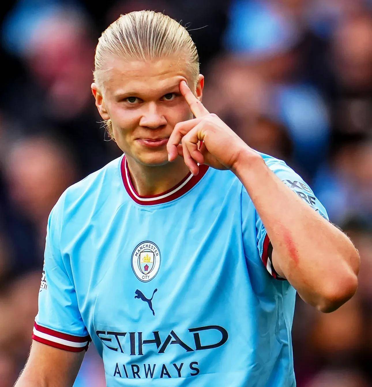 斯卡洛尼戴白手套递交世界杯，因凡蒂诺为仪式错误公开道歉