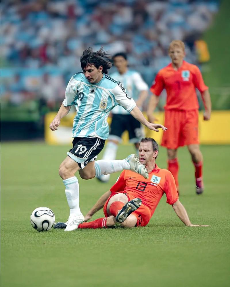 邓弗里斯：我偶像是孔帕尼和麦孔，遇到的最强对手是梅西（邓弗里斯自述：偶像是孔帕尼与麦孔，职业生涯最强对手当属梅西）