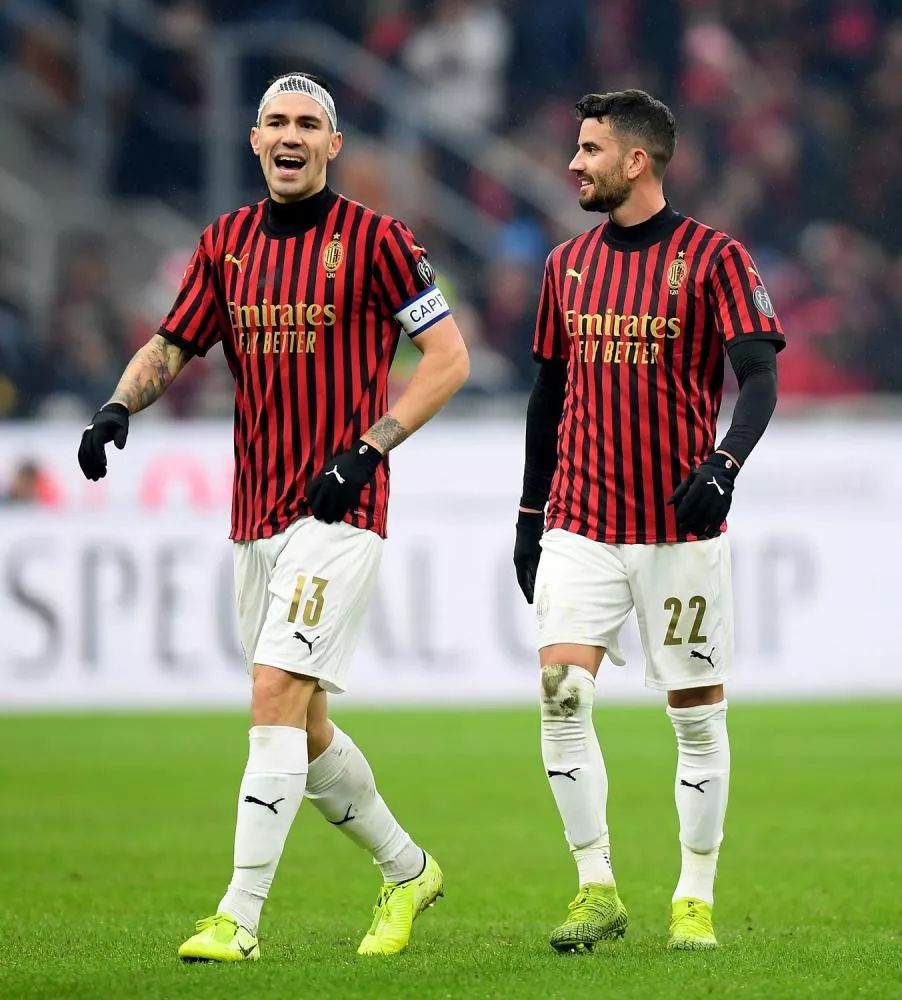 以全新视角回顾AC米兰对阵罗马的比赛📽️🔴⚫